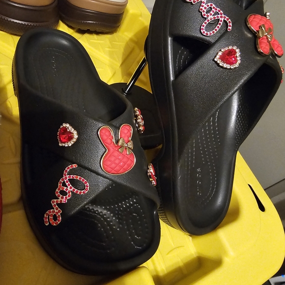 ❤️Effortless Edge! Custom Black Classic Cross Strap Crocs! - Picture 5 of 8